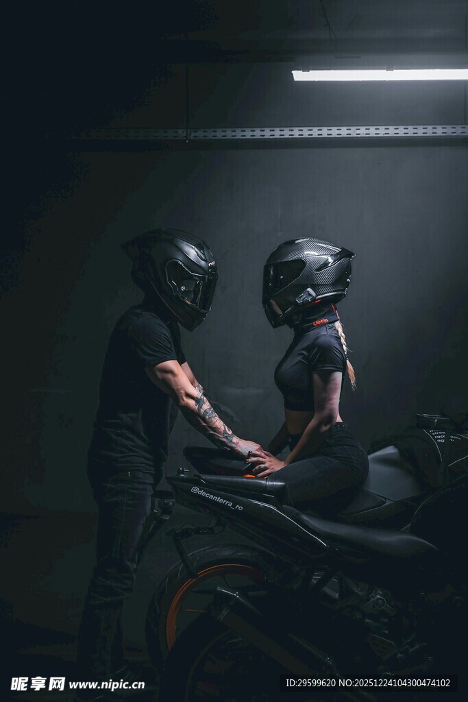 黑暗中情侣与摩托车剪影