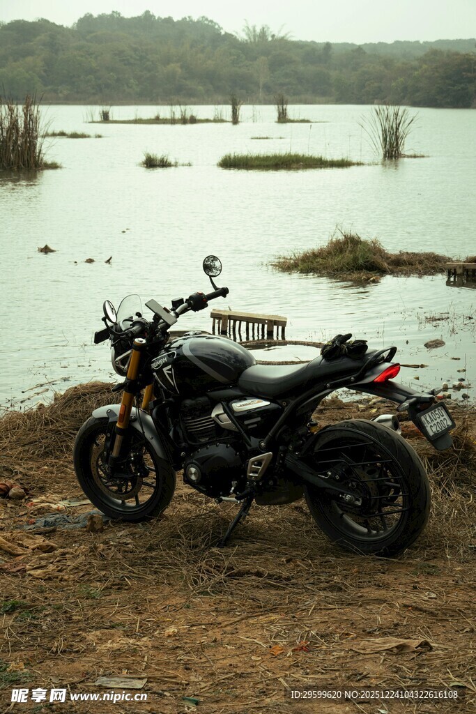 湖畔边的酷炫摩托车