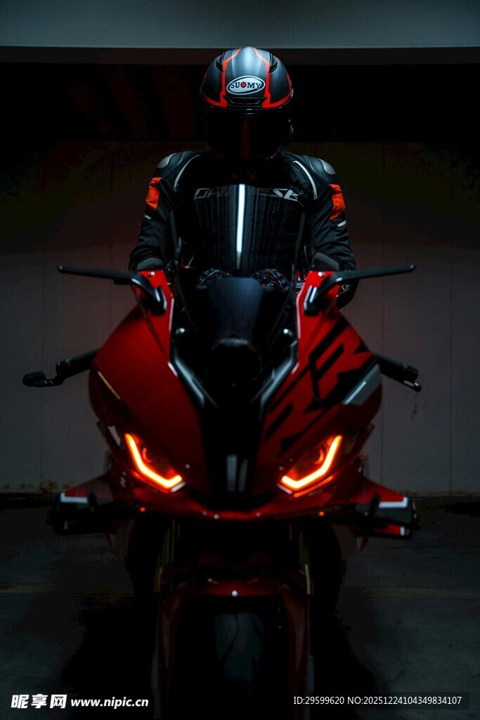 炫酷红色摩托车特写