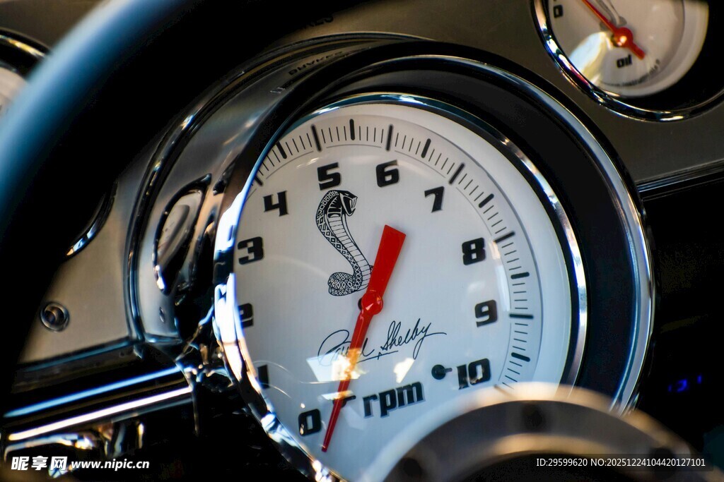 复古汽车仪表盘特写