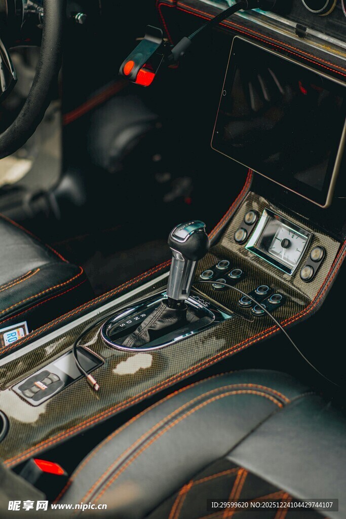 汽车内饰精致换挡区域特写