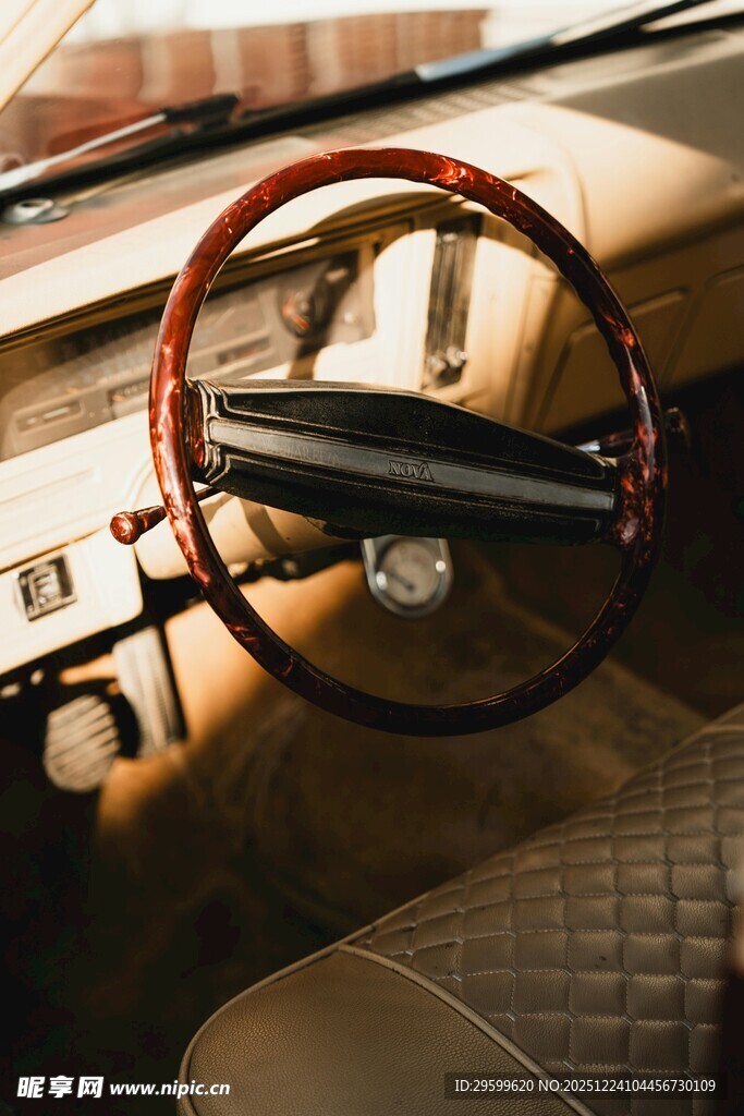 复古汽车的精致方向盘