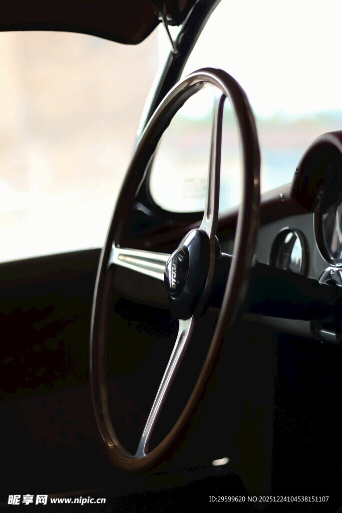 复古汽车方向盘特写