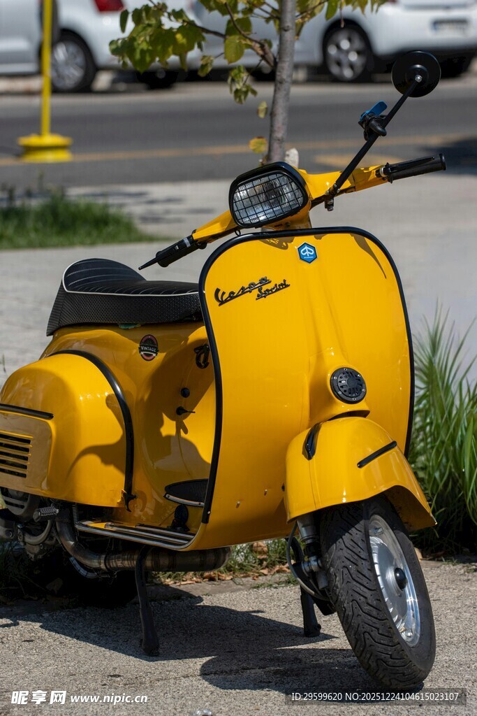 复古黄色三轮摩托车