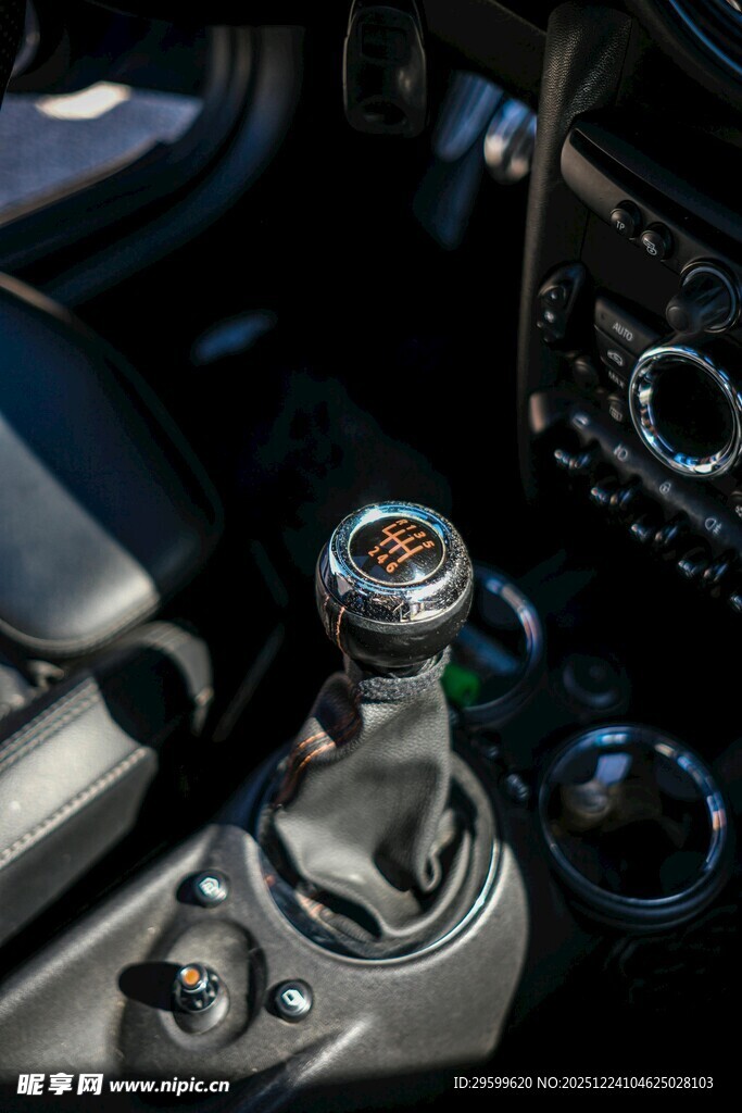 汽车手动变速杆特写