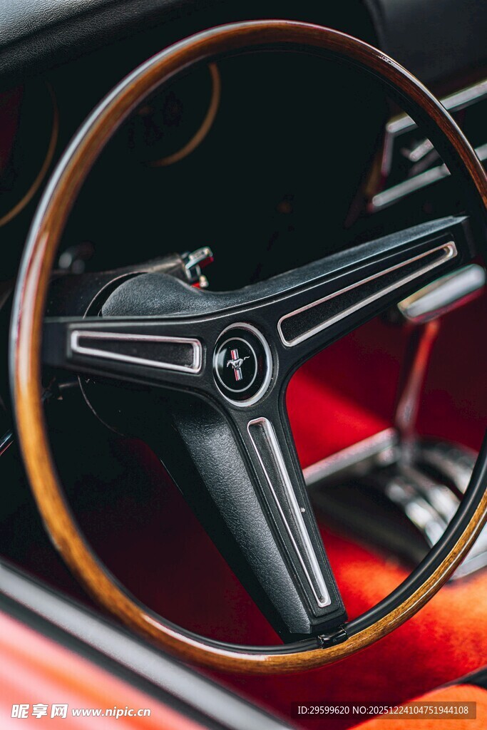 复古汽车方向盘特写