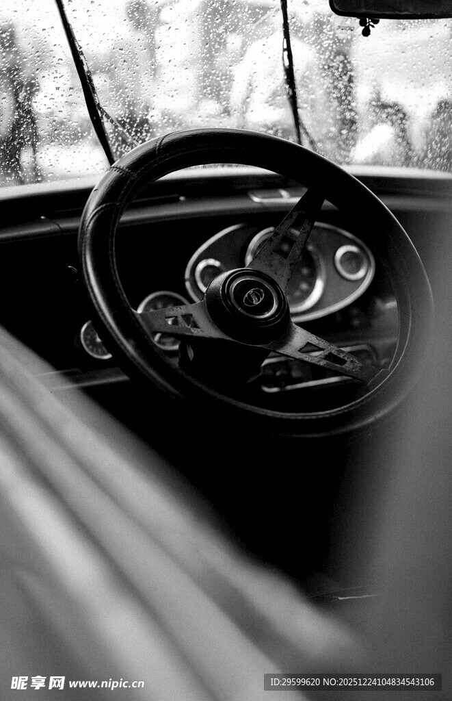 汽车驾驶舱内的方向盘特写