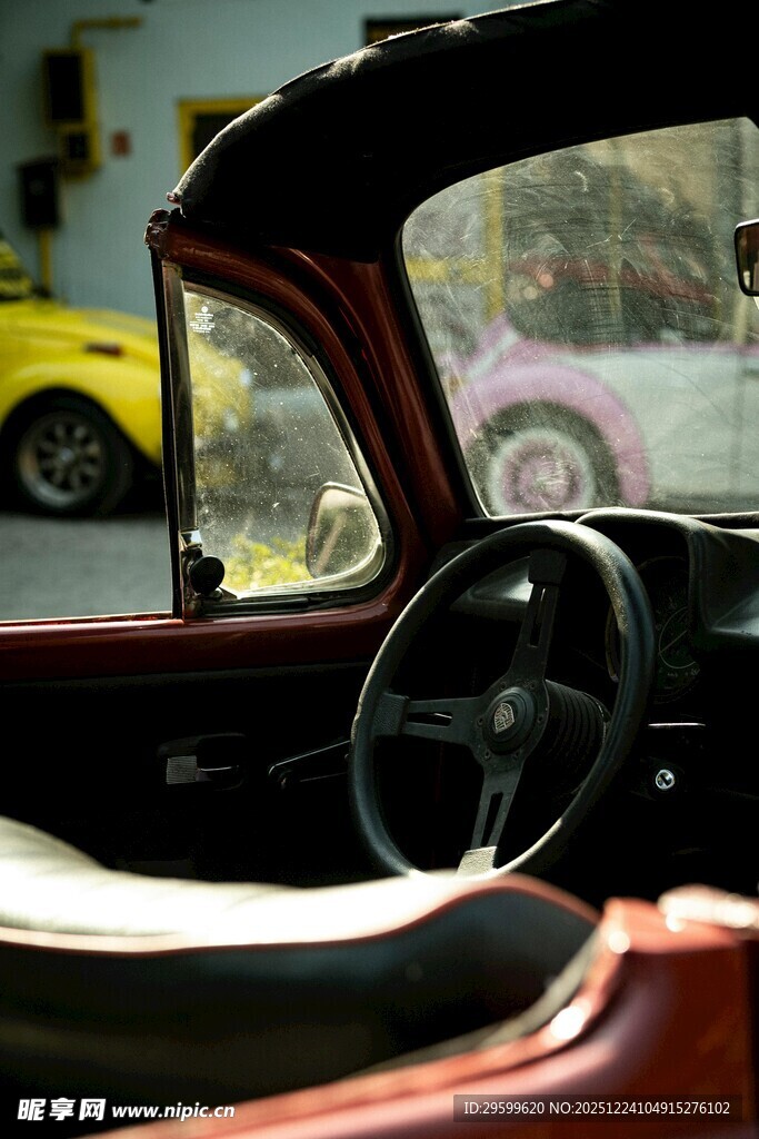 复古敞篷车内部细节