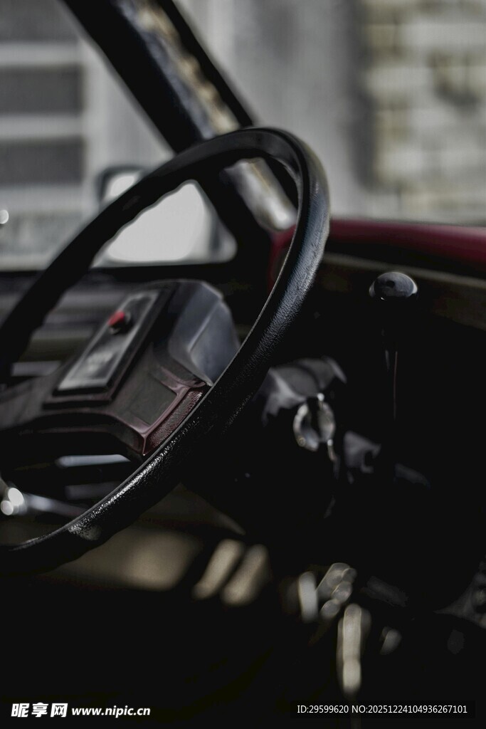 复古汽车方向盘特写