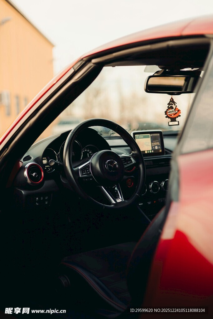 红色汽车内部驾驶视角