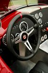 红色跑车驾驶舱方向盘特写