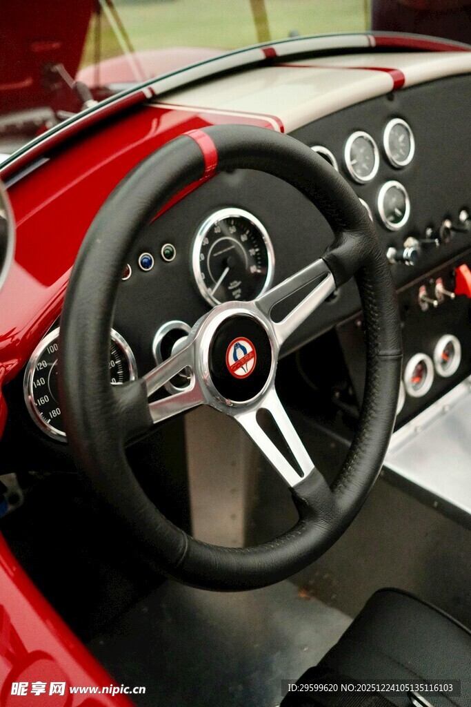 红色跑车驾驶舱方向盘特写