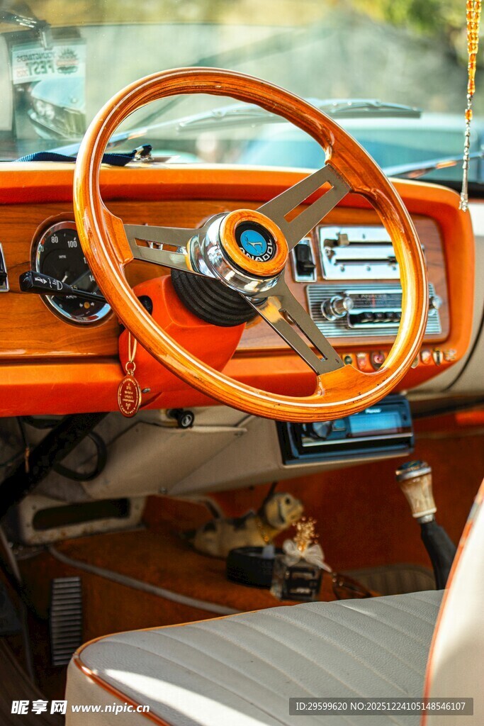 复古汽车方向盘特写