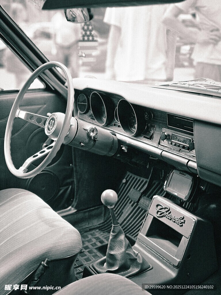 复古汽车内部驾驶舱展示