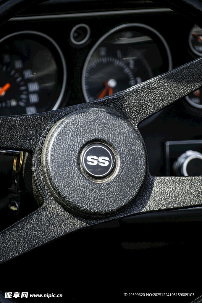 复古汽车方向盘细节特写