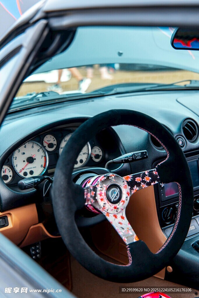 复古车内饰的精致方向盘
