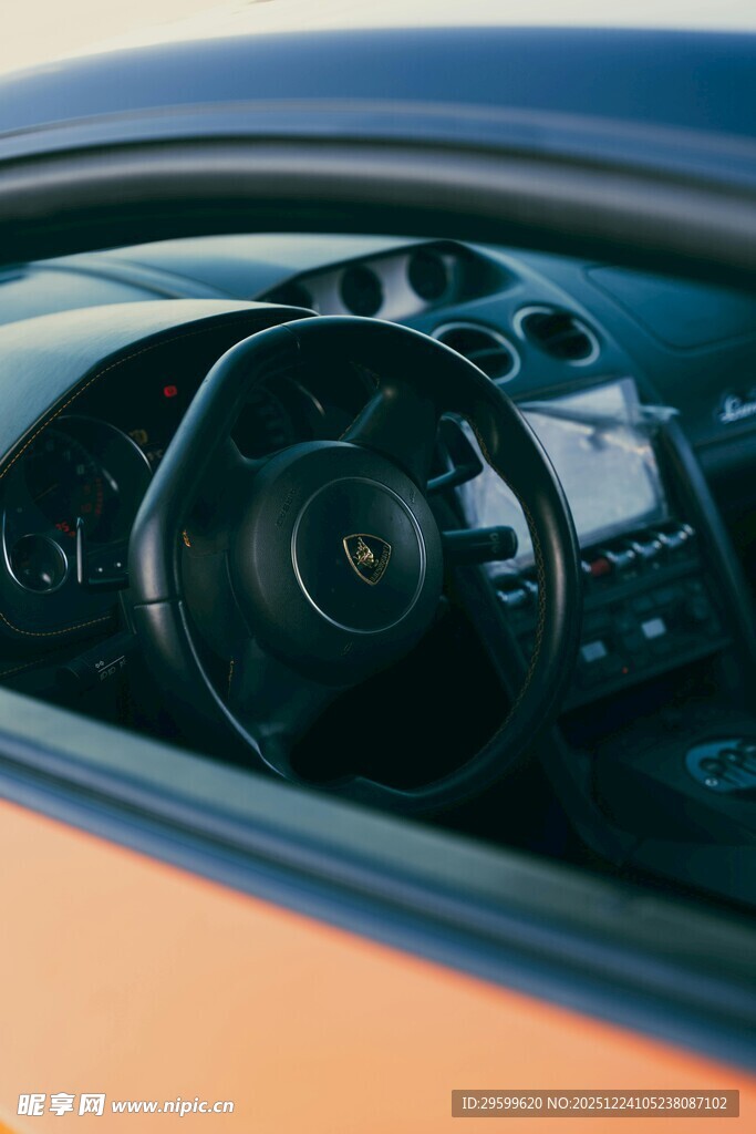 橙色汽车内部驾驶舱特写