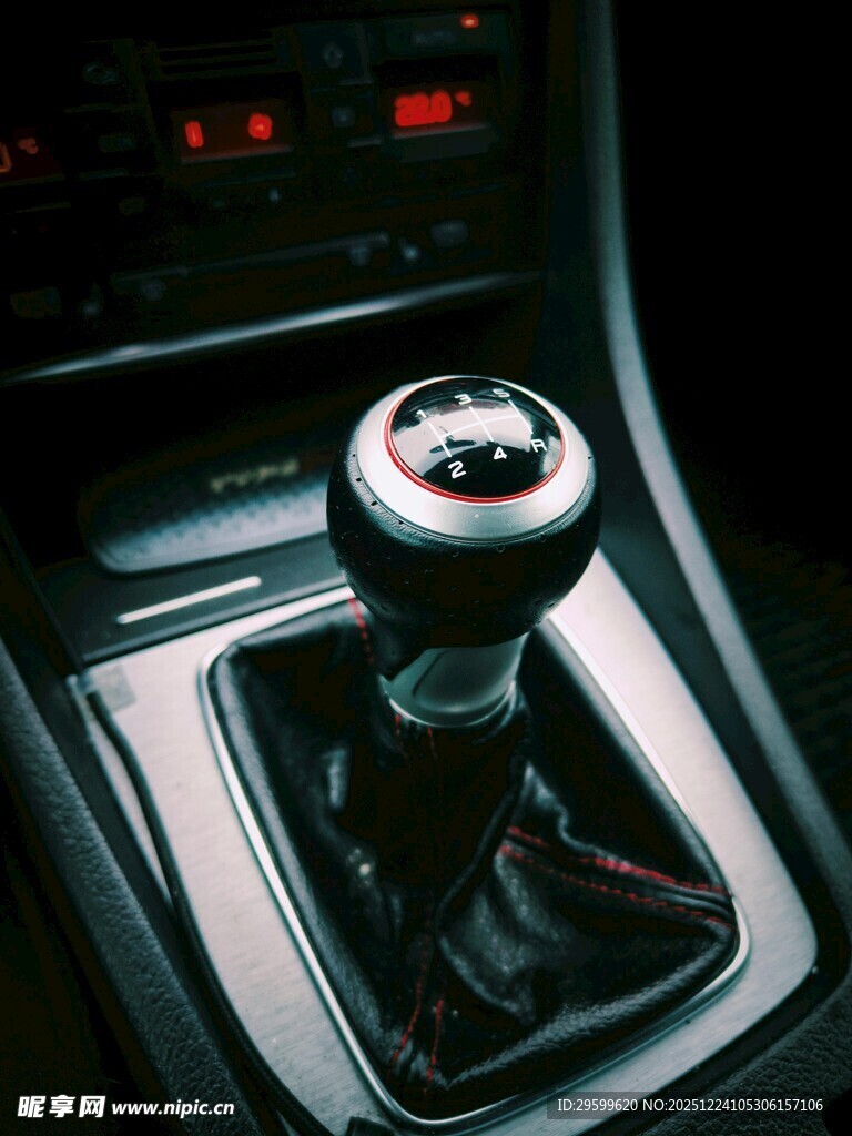 汽车手动变速杆特写