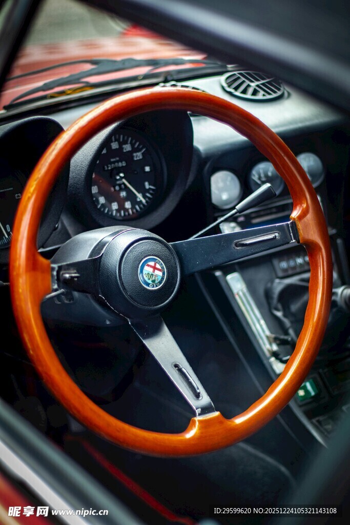 炫酷跑车方向盘特写