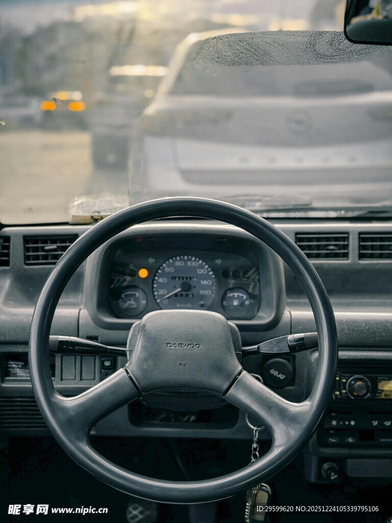 汽车驾驶舱内的方向盘视角