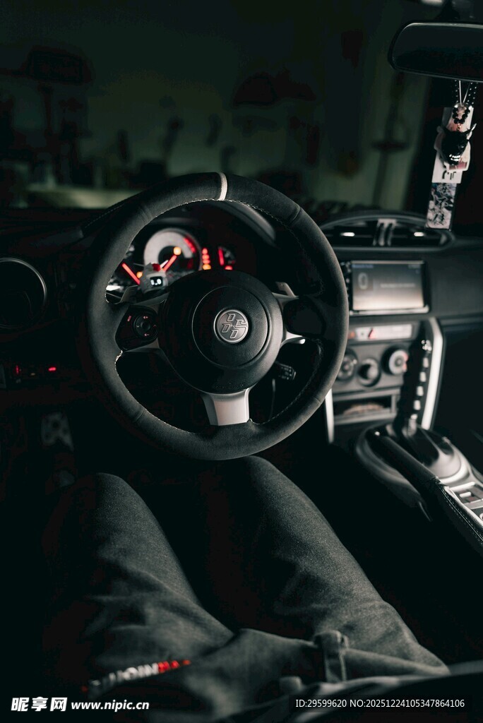 驾驶座视角的车内场景