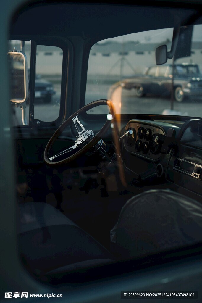 复古汽车内部驾驶视角
