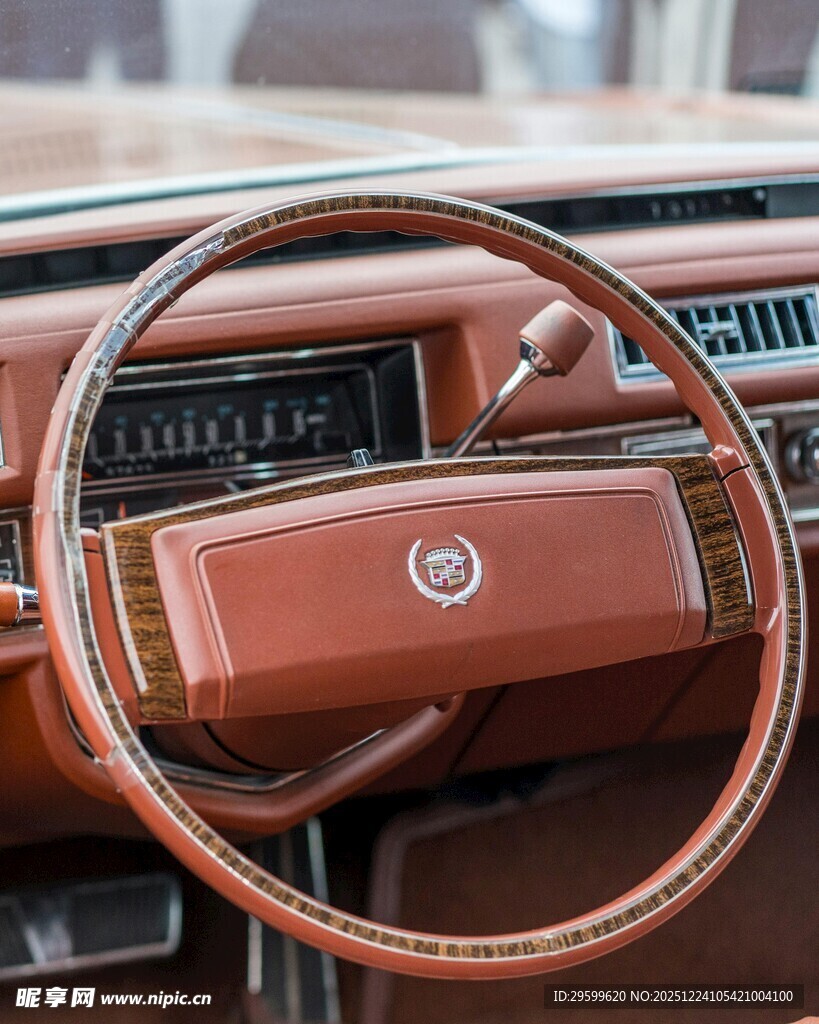 复古汽车方向盘内饰特写