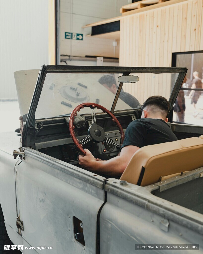 复古敞篷车内的惬意时光