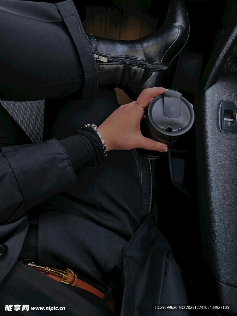 手操作汽车杯架装置