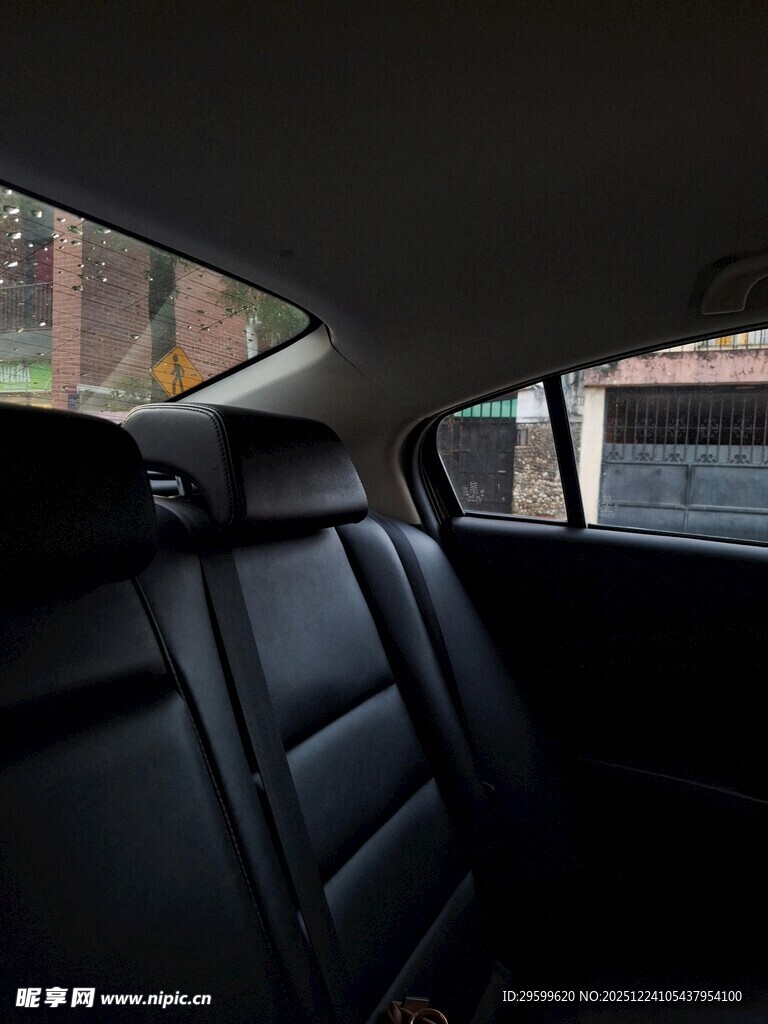 轿车内部黑色皮质座椅展示