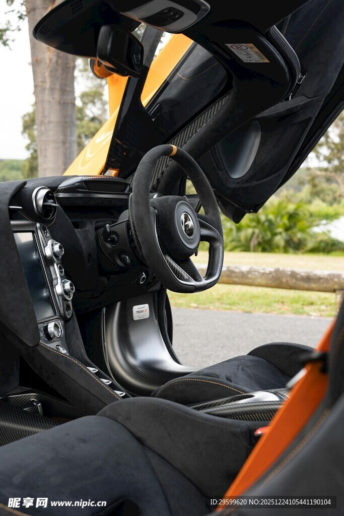 炫酷跑车内饰细节展示