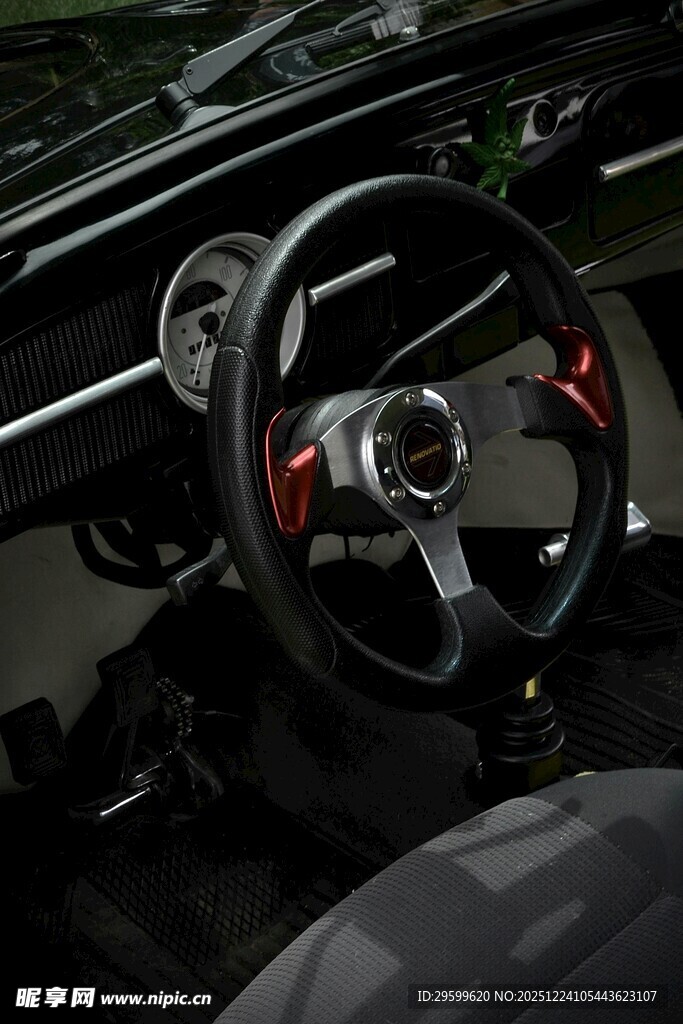 汽车驾驶舱方向盘特写