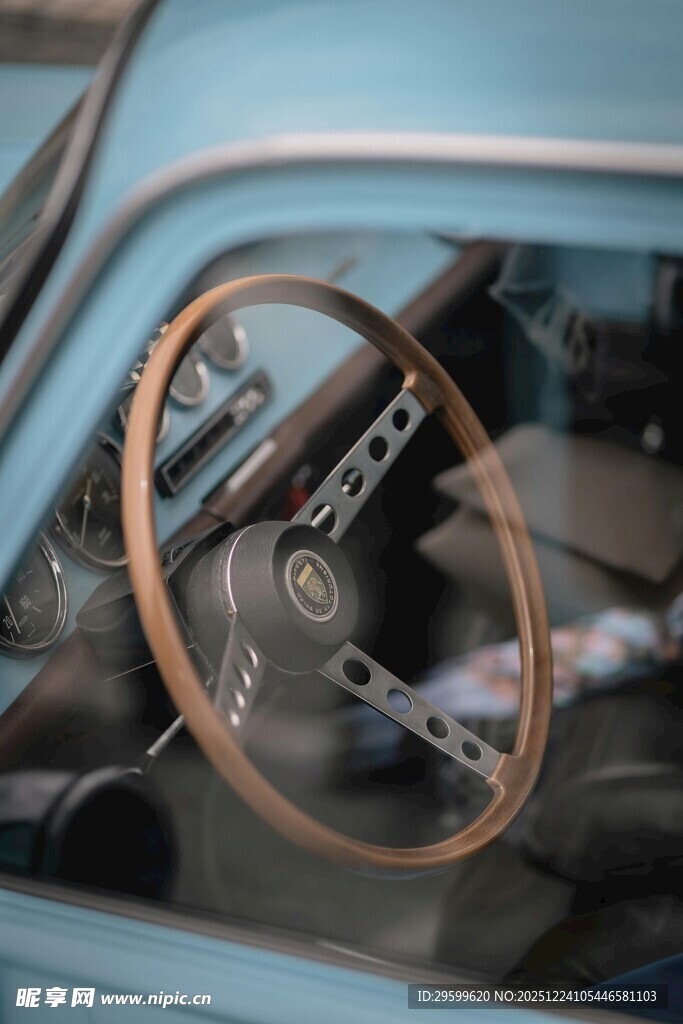 复古汽车的精致方向盘