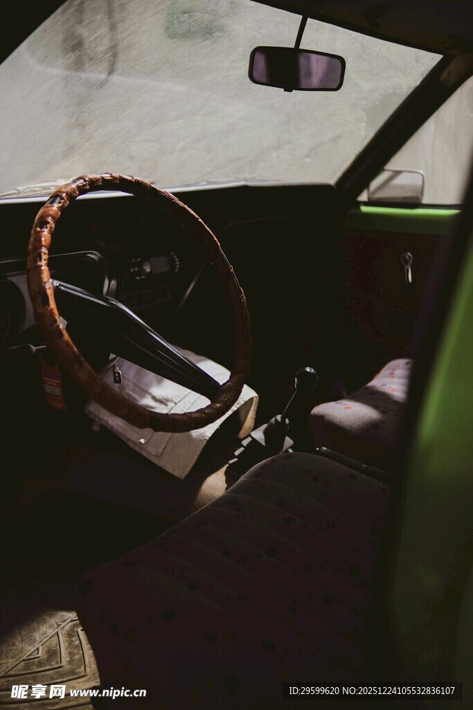 复古汽车内部驾驶视角