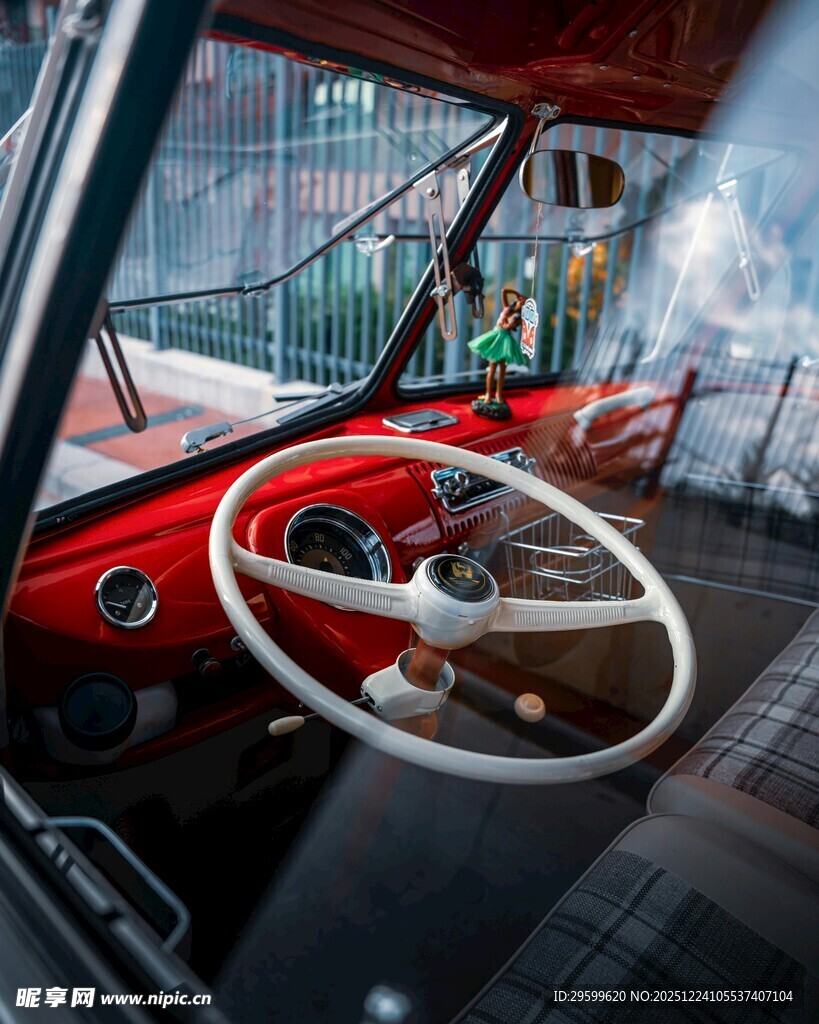 复古汽车内部精致驾驶舱