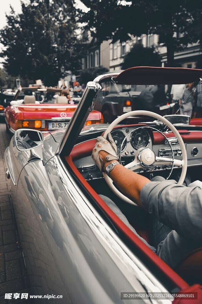 驾驶敞篷车享受惬意时光