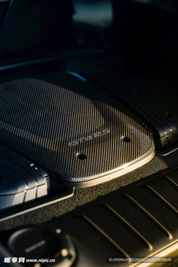 复古翻盖手机置于键盘上