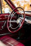 复古汽车内饰方向盘特写