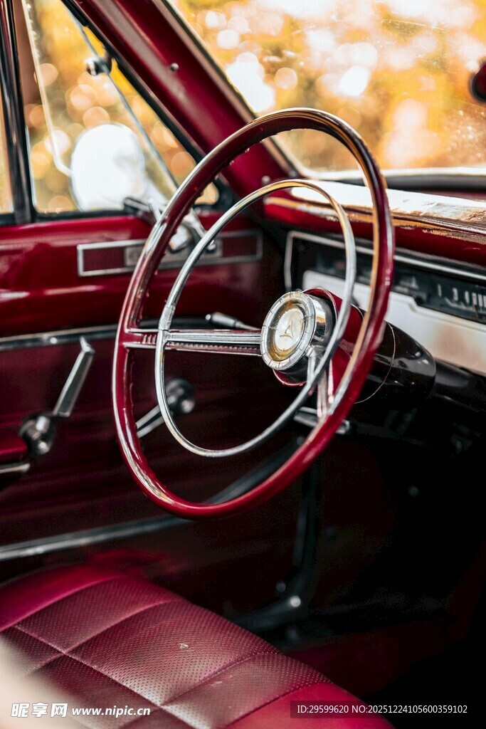 复古汽车内饰方向盘特写