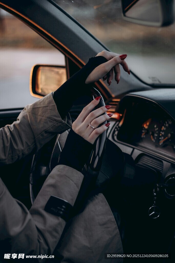 驾车者手握方向盘与手机