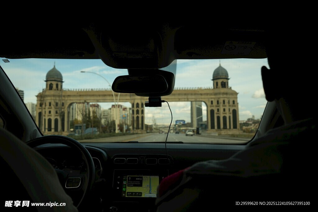 车内视角看标志性建筑