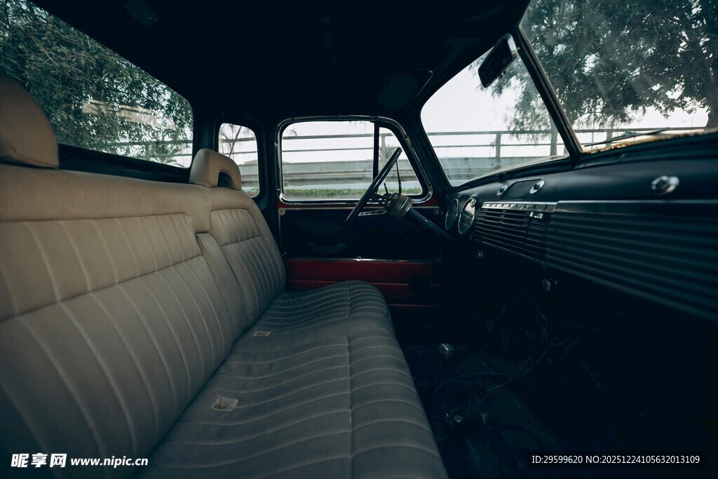 复古汽车后座内部景象