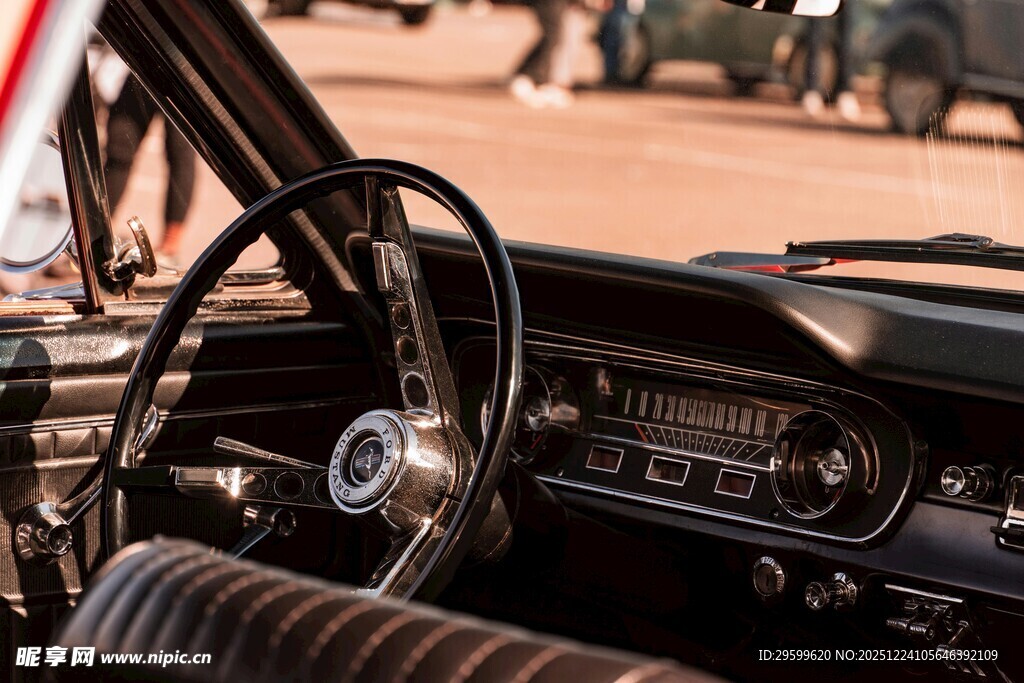复古汽车驾驶舱特写