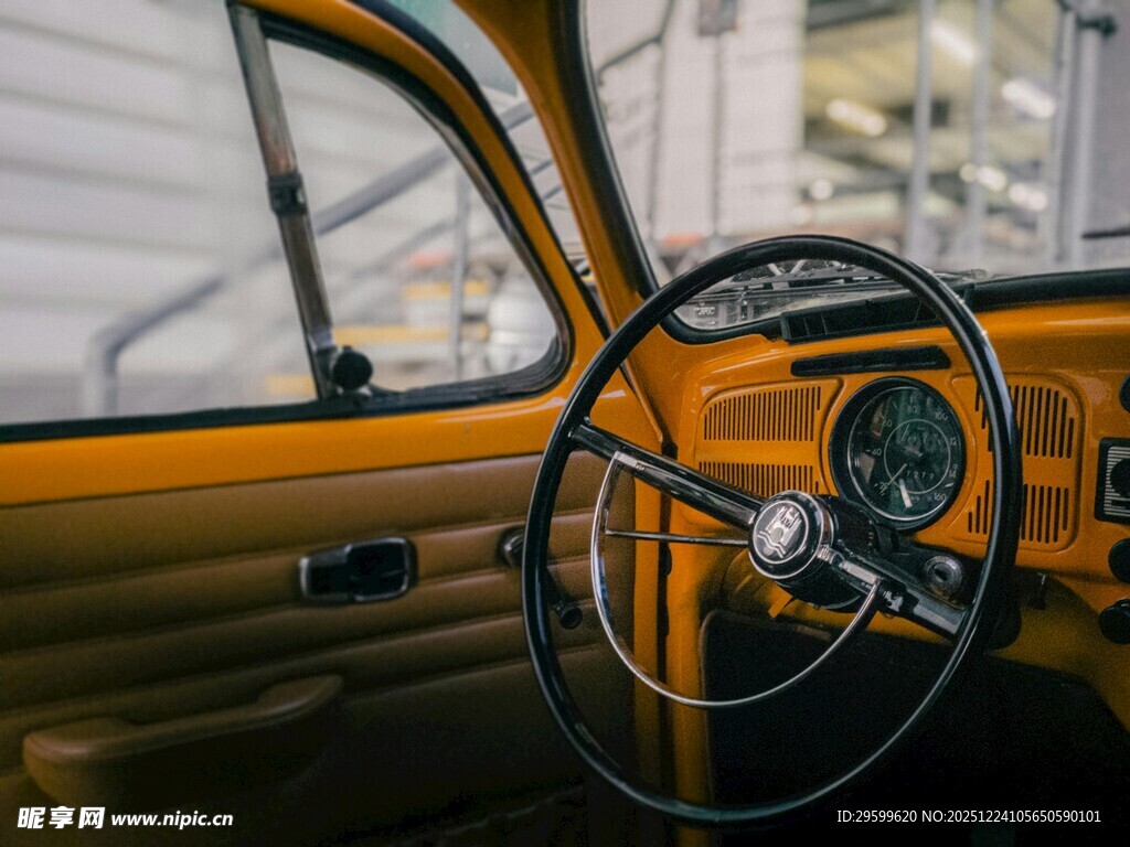 复古汽车驾驶舱内饰特写