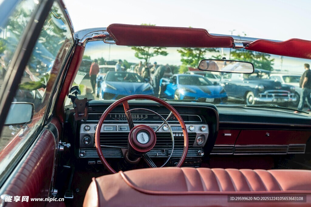 复古敞篷车内部精致细节