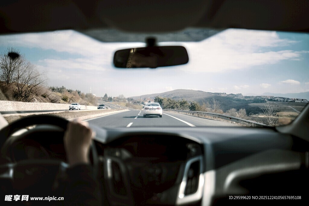 车内视角的公路驾驶风景