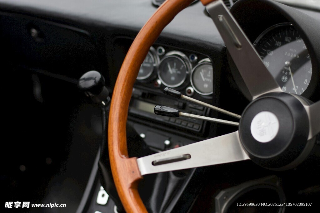 复古汽车方向盘特写
