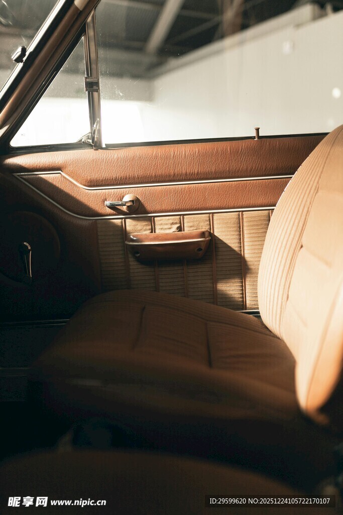 复古汽车内部精致座椅展示