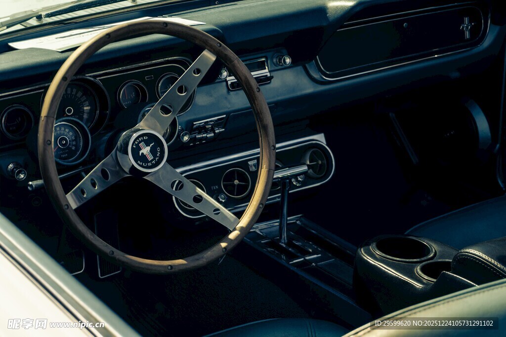 复古汽车内饰方向盘特写