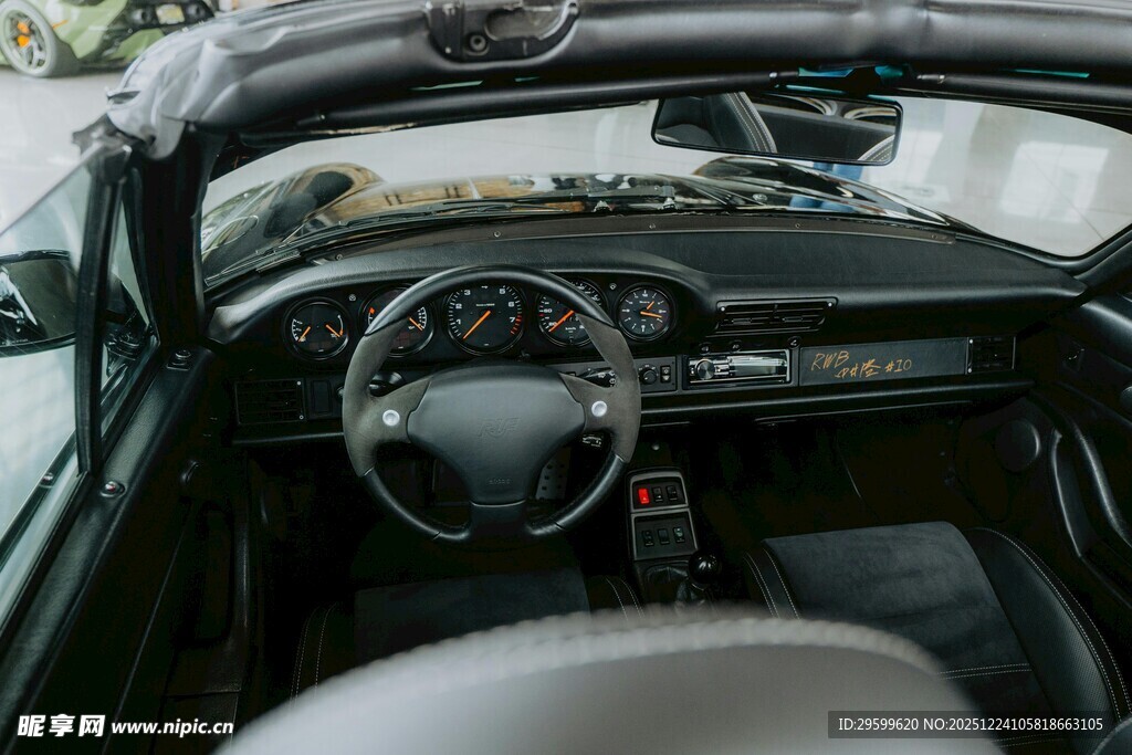 敞篷车内部精致驾驶舱